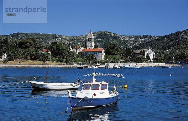 Boote im Meer  Insel Vis  Mitteldalmatien  Kroatien