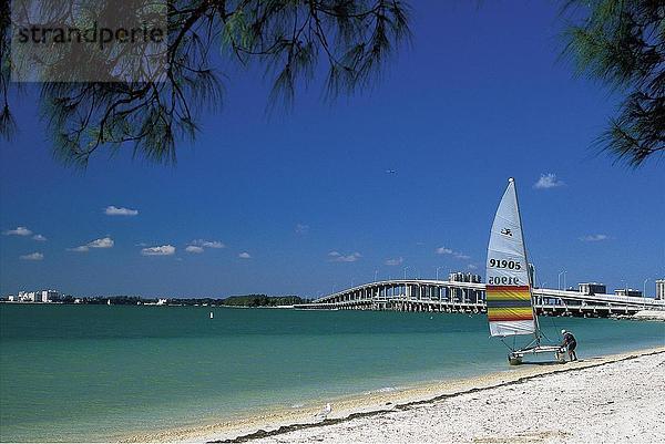 Segelboot auf Strand  Rickenbacker Causeway  Biscayne Bay  Key Biscayne  Miami-Dade County  Florida  USA