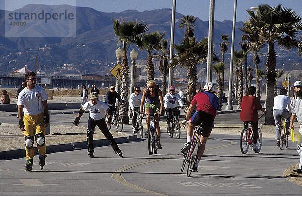 Gruppe von Menschen skating und Radfahren auf Boulevard  Venedig  Los Angeles  Kalifornien  USA