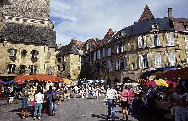 Touristen am Marktplatz  Sarlat  Frankreich