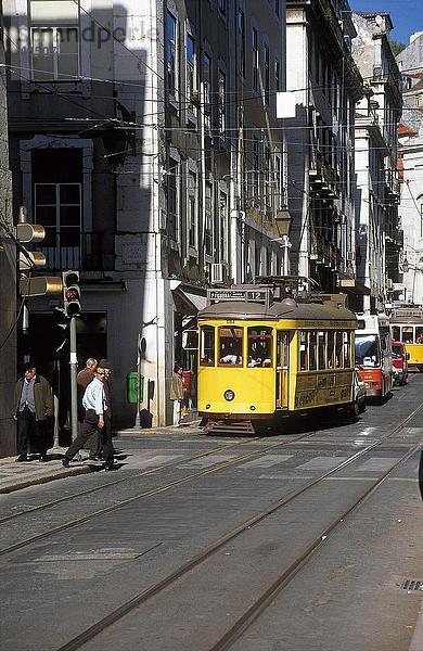 Straßenbahn verschieben auf der Strecke  Rua Da Conceicao  Baixa  Lissabon  Portugal