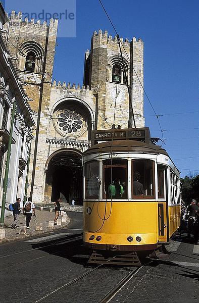 Straßenbahn vorbei Se Patriarcal Kathedrale  Kirche  Lissabon  Portugal