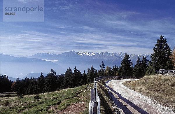 Zaun entlang Wanderweg mit Bergen im Hintergrund  Dolomiten  Etschtal  Alto Adige  Italien