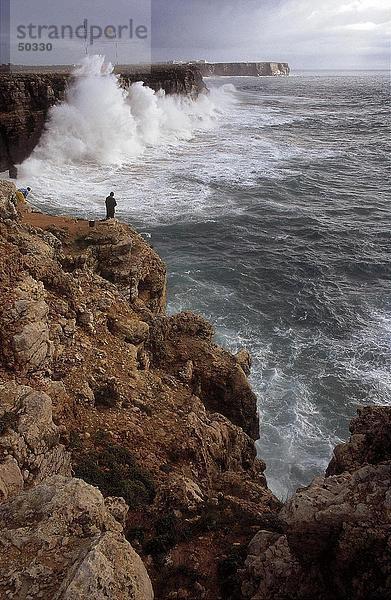 Wellen auf Felsen  Atlantik  Ponta de Sagres  Algarve  Portugal