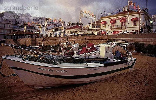 Fischerboot auf Strand  Albufeira  Algarve  Portugal