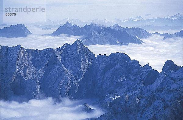 Wolken um Berge  Wettersteingebirge  Bayern  Deutschland