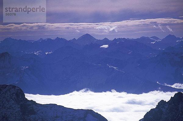 Wolken um Berge  Wettersteingebirge  Bayern  Deutschland