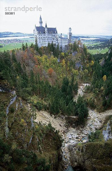 Burg im Gebirge  Schloss Neuschwanstein  bayerischen Alpen  Bayern  Deutschland