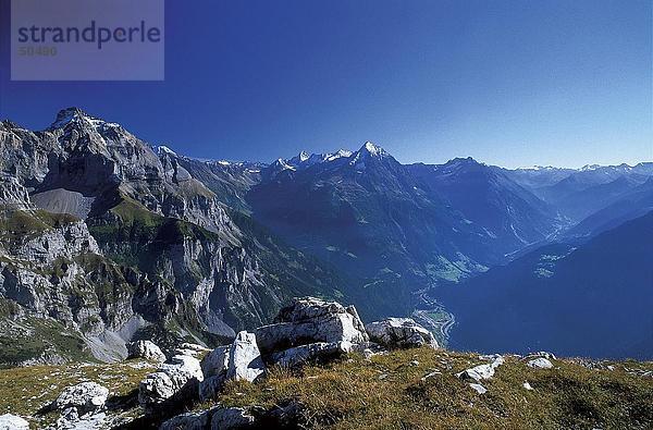 Erhöhte Ansicht des Tals in der Gebirge  Schweizer Alpen  Schweiz