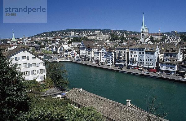 Erhöhte Ansicht der Fluss  der durch die Stadt  Fluss Limmat  Zürich  Schweiz