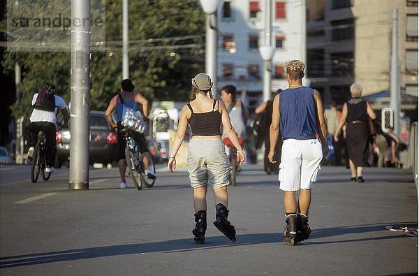 Rückansicht des paar Inline-skating auf Straße  Zürich  Schweiz