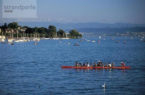Menschen Boot im See  Zürich  Schweiz