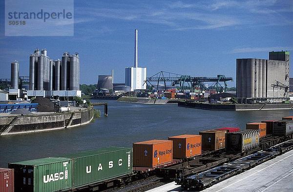 Erhöhte Ansicht der Güterzug auf Track  Rhein  Düsseldorf  Deutschland