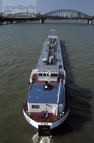 Erhöhte Ansicht der Containerschiff in River  Rhein  Düsseldorf  Deutschland