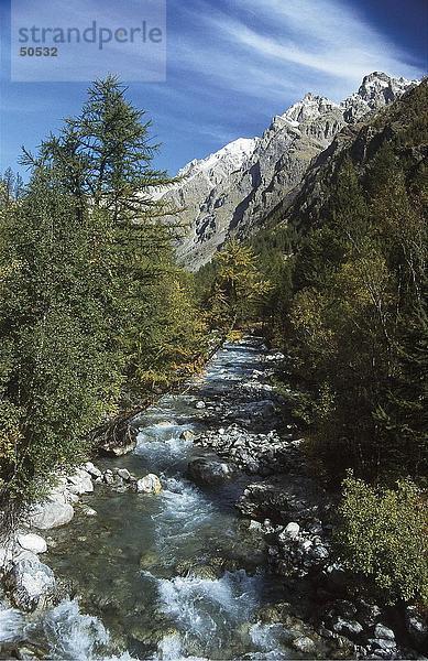 Wasser fließt in Creek mit Berg im Hintergrund  Schweiz