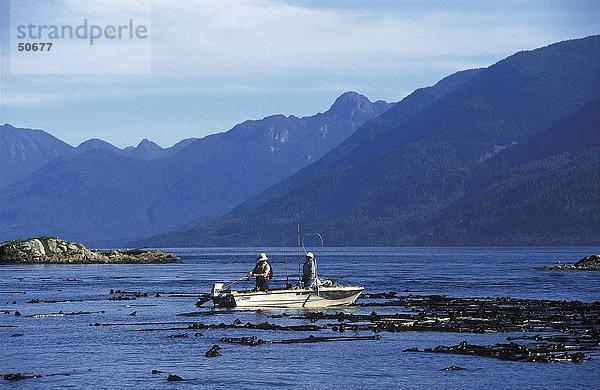 Fischer Angeln im Meer  Broken Gruppe Inseln  Vancouver Island  British Columbia  Kanada