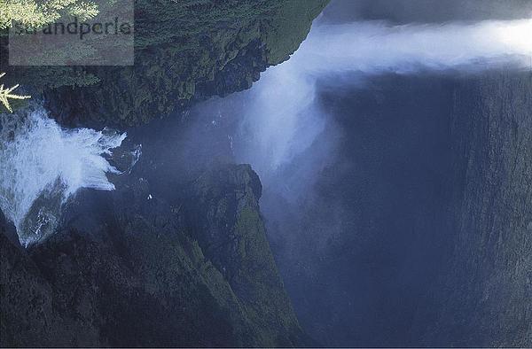 Erhöhte Ansicht von Wasserfall  Helmcken Falls  Wells Gray Provincial Park  British Columbia  Kanada