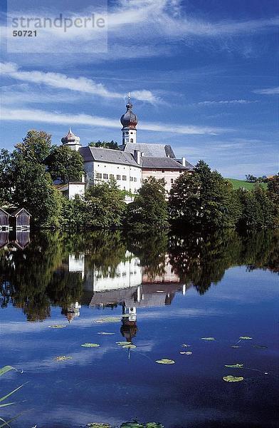 Reflexion des Klosters in See  Bayern  Deutschland