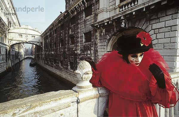 Karneval Teilnehmer in Kostüm auf Brücke über Canal  Venedig  Italien