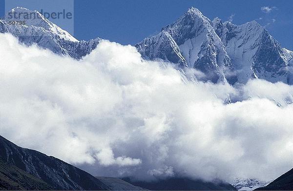 Berge  umgeben von Wolken  Mt. Everest  Bereich Himalaya  Nepal