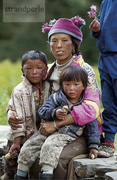 Portrait Sherpa Frau sitzt mit ihren Kindern  Khumbu  Nepal