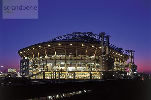 Fußball-Stadion leuchtet bei Nacht  Ajax-Stadion  Amsterdam  Niederlande