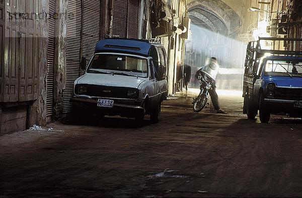 Mann auf Motor Roller am Markt  Esphahan  Iran