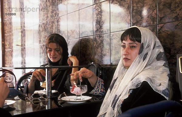Zwei Frauen im Coffee-Shop  Esphahan  Iran
