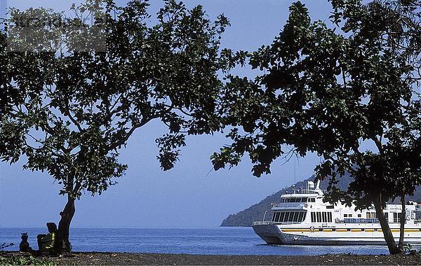 Kreuzfahrtschiff an der K??ste  Sumbawa Island  Indonesien