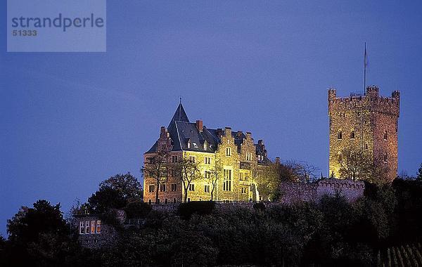 Burg beleuchtet in der Dämmerung  Burg Klopp  Bingen  Deutschland