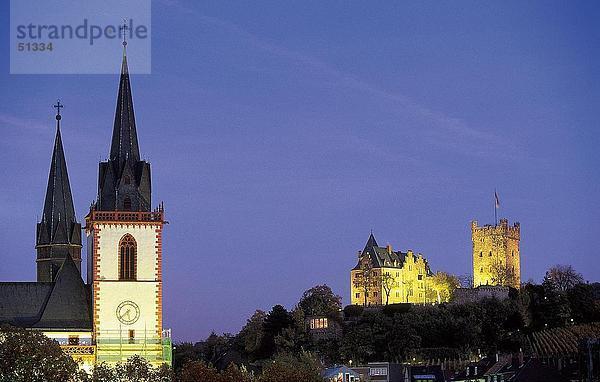 Kirche und Burg beleuchtet in der Dämmerung  Burg Klopp  Bingen  Deutschland