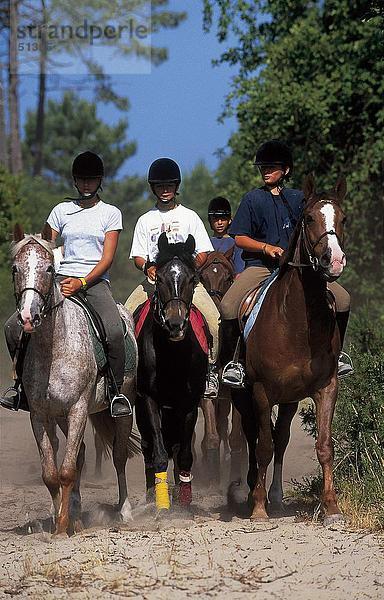 Mädchen im Teenageralter Pferd Reiten