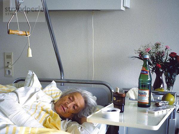 Patienten an Krankenhausbett