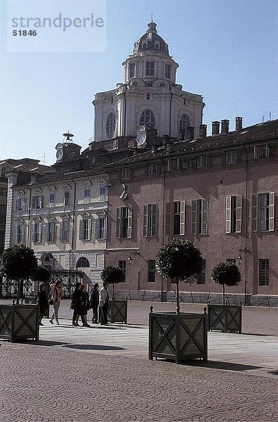 Touristen vor der Kirche  Piazza del Castello  Kirche San Lorenzo  Turin  Piemont  Italien