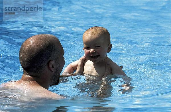 Menschlicher Vater Schwimmbad Baby