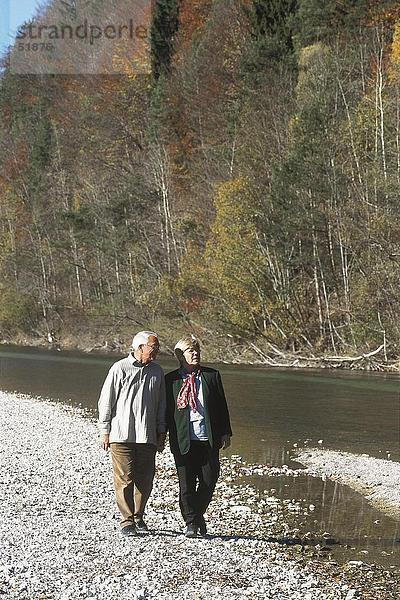 älteres Paar zu Fuß in der Nähe von river