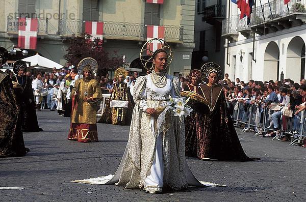 Menge Blick auf Menschen in Kostümen während Festival  Asti  Piemont  Italien