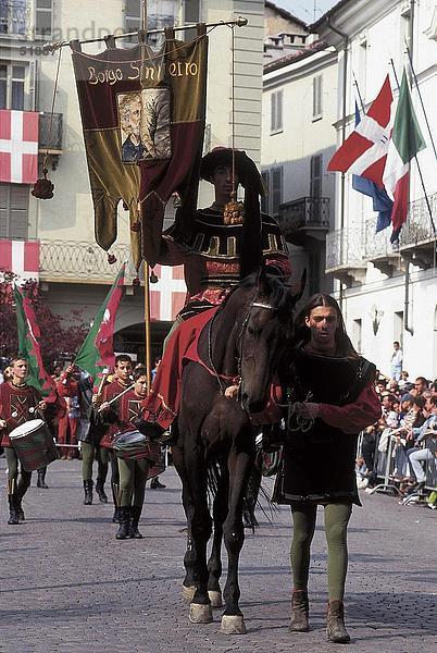 Menschen in Kostümen während Festival  Asti  Piemont  Italien