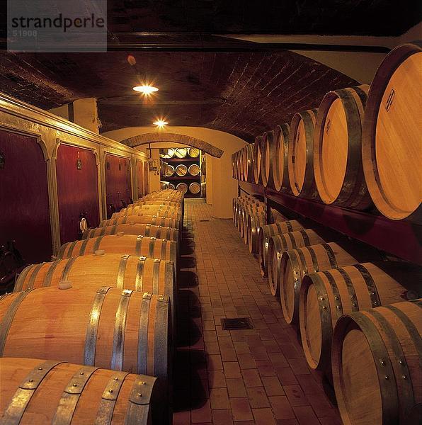 Weinfässer im Keller  Piemont  Italien