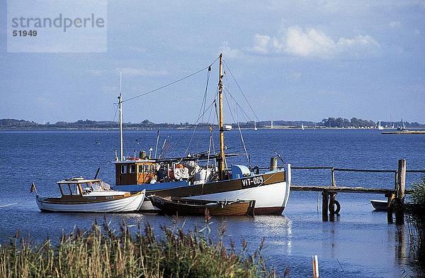 Boote in der Nähe von Pier  Insel Hiddensee  Mecklenburg-Vorpommern  Deutschland