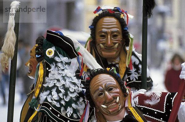 Menschen in traditionellen Kostümen im Karneval  Rottweil  Schwarzwald  Schwarzwald  Deutschland