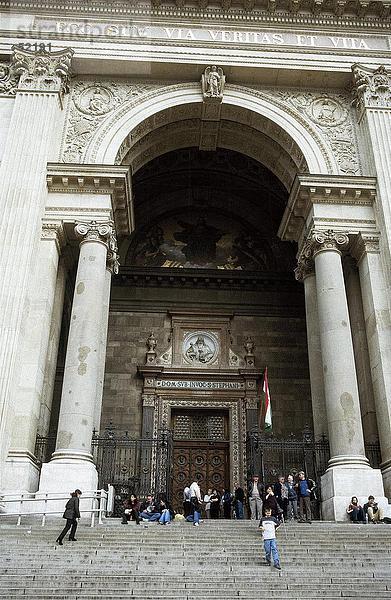 Eingang der Kathedrale  Budapest  Ungarn