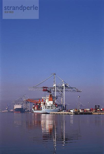 Frachter im Meer  von Le Havre  Le Havre  Frankreich