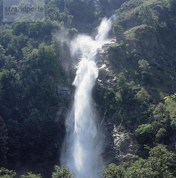 Wasserfall im Wald  Vinschgau  Südtirol  Italien