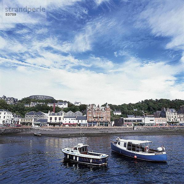 Zwei Boote im Hafen  Oban  Schottland