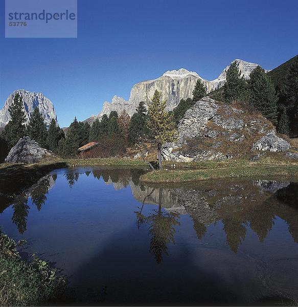 Reflexion der Berge im Lake  Sellagruppe  Langkofel  Pordoijoch  Dolomiten  Südtirol  Italien