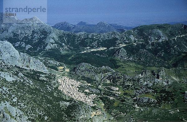 Luftbild von Dorf im Tal  Grazalema  Pueblos Blancos  Cádiz  Andalusien  Spanien