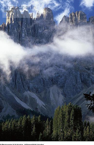 Wolken über Berg  Mt Latemar  Dolomiten  Italien