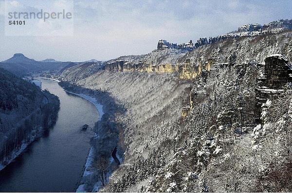 Erhöhte Ansicht der Fluss in Tal  Elbe River  Niedersachsen  Deutschland