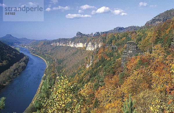 Erhöhte Ansicht der Fluss in Tal  Elbe River  Niedersachsen  Deutschland